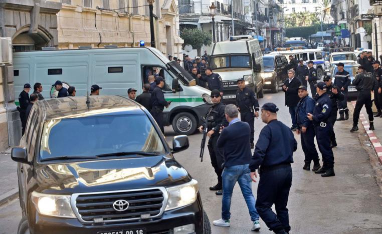 محاكمة رموز من نظام الرئيس الأسبق 