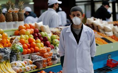 بائع في سوق ألما أتا عاصمة كازخستان