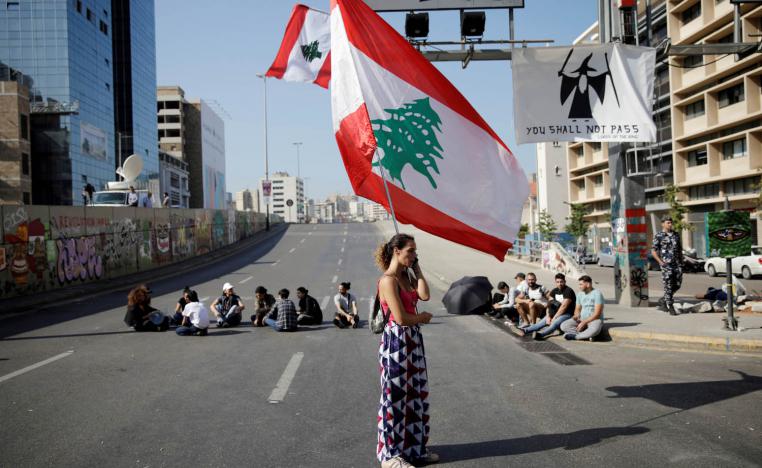 محتجون لبنانيون يقطعون طريقا وسط بيروت