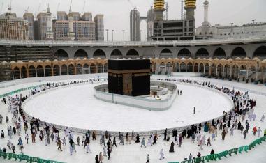 صحن الطواف حول الكعبة بعد عملية التعقيم