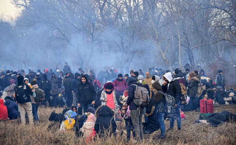 لاجئون سوريون على الحدود بين تركيا واليونان