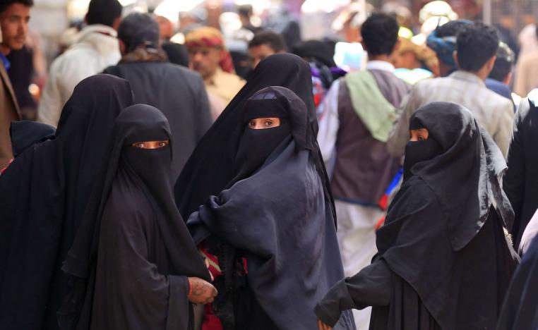 فرض قواعد اجتماعية صارمة لم تعرفها اليمنيات من قبل رغم البيئة المحافظة