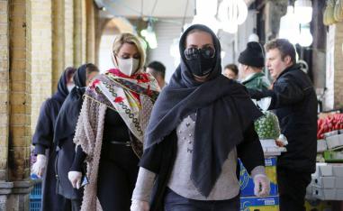 لقمة العيش تجبر الإيرانيين على مغادرة منازلهم رغم خطر الفيروس