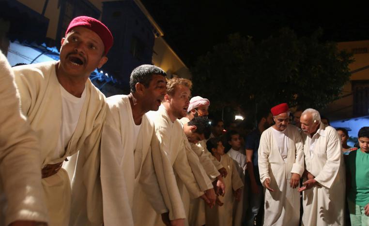 تونسيون بالزي التقليدي خلال فعالية فنية في شهر رمضان سابق في سيدي بو سعيد 