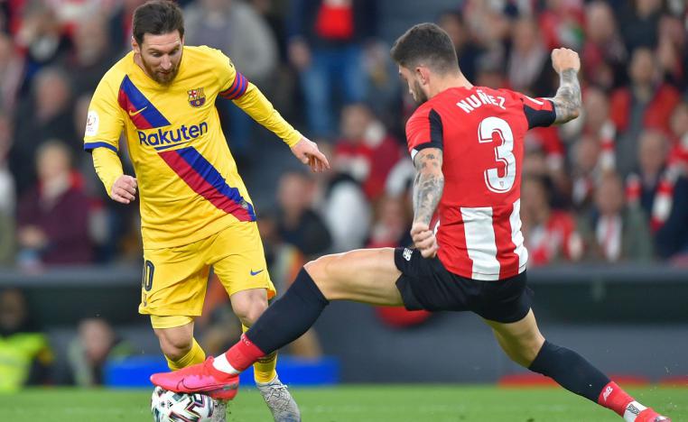 ليونيل ميسي يواجه مدافع أتلتيك بيلبا الإسباني أوناي نونيز خلال مباراة ربع نهائي كأس إسبانيا 