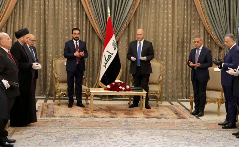 الرئيس العراقي برهم صالح يقرأ الفاتحة بجانب كبار السياسيين العراقيين اثناء تكليف مصطفى الكاظمي بالحكومة
