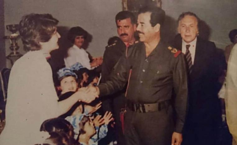 الشاعر نزار قباني مع الرئيس العراقي الراحل صدام حسين في ثمانينات القرن العشرين