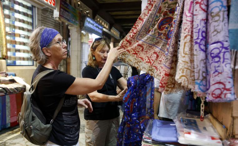 سوق سياحي للأقمشة في سلطنة عمان