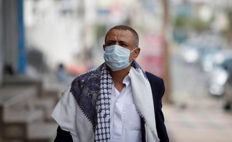 يمني يرتدي كمامة في صنعاء