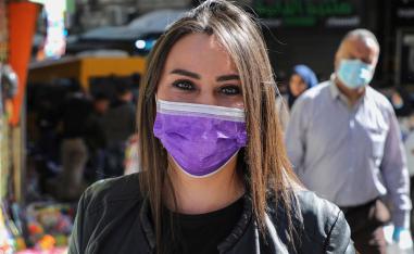 امرأة فلسطينية في أحد أسواق مدينة رام الله 
