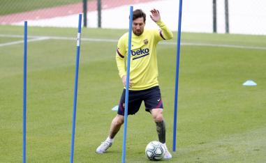 مهاجم برشلونة الأرجنتيني ليونيل ميسي وهو يحضر تدريبات فردية