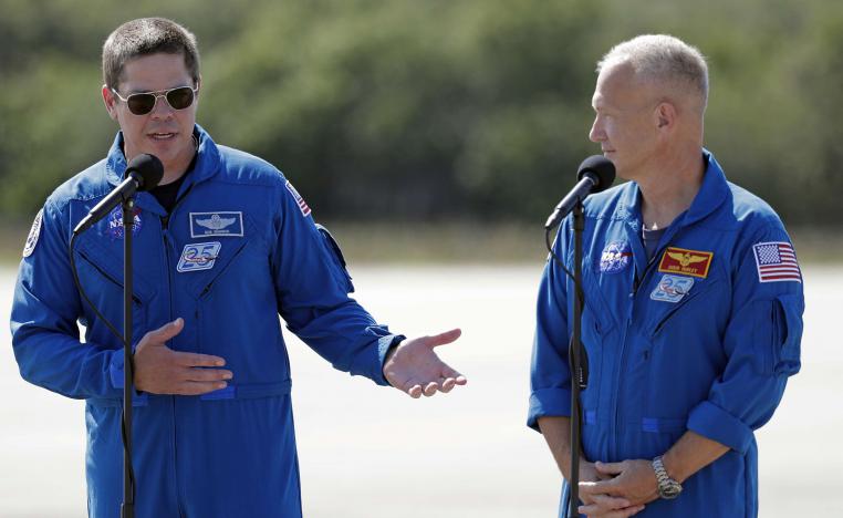 رائدا الفضاء الاميركيان روبرت بينكن ودوغلاس هورلي 