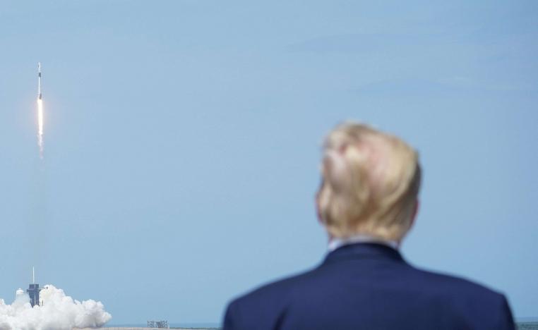 ترامب يتابع إقلاع الصاروخ التابع لشركة "سبايس إكس" الخاصة الأميركية