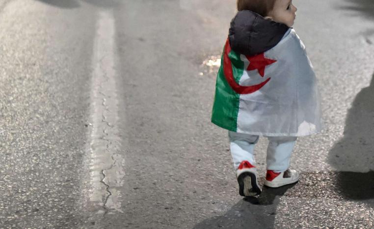 طفلة جزائرية خلال احتفال وطني