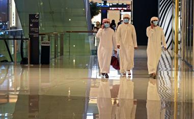 شباب إماراتيون يتمشون في مول دبي