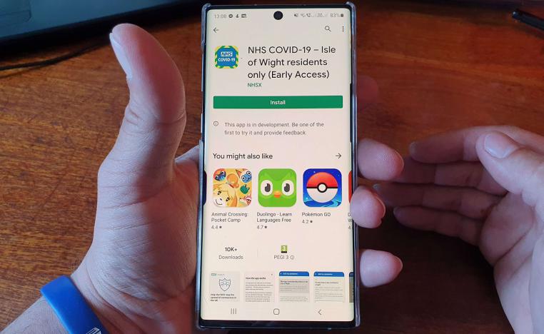 تطبيق خاص بكورونا يظهر على شاشة هاتف محمول