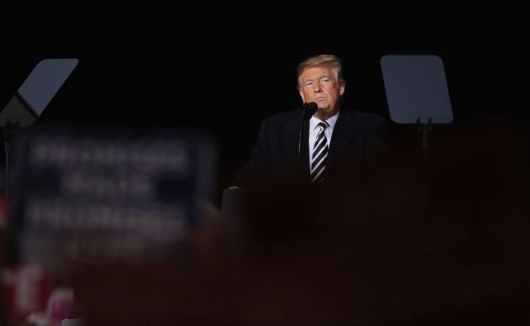 ترامب يقيل من ينتقده في إدارة البلاد ويستبدلهم بموالين له