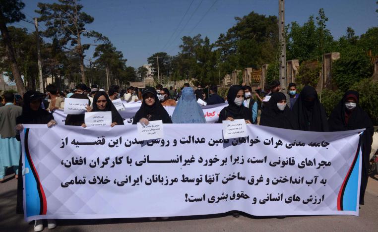 عشرات الأفغان يهتفون بالموت لروحاني وخامنئي