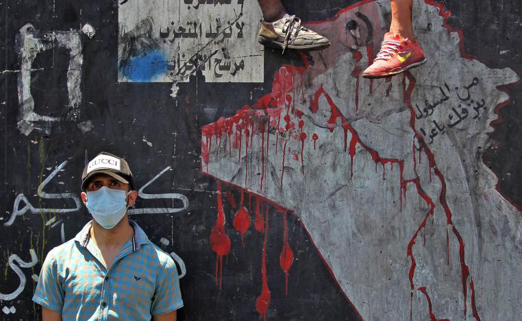 عراقي يشارك في احتجاج وسط بغداد