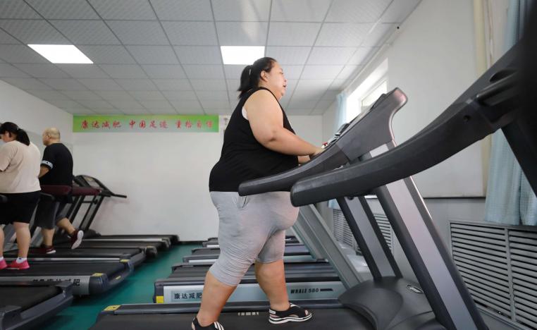 امراة صينية تعاني من السمنة تمارس تمارين رياضية