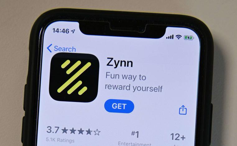 تطبيق زين يظهر على شاشة هاتف