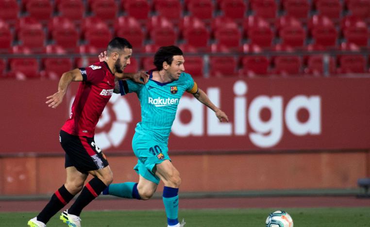 الفريق الكتالوني يبتعد بفارق خمس نقاط مؤقتا أمام مطارده المباشر ريال مدريد