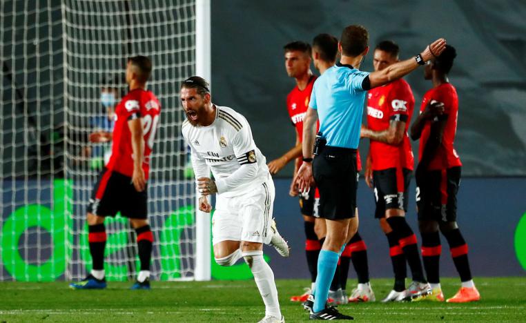 الفريق الملكي يتساوى مع الفريق الكاتالوني في النقاط لكنه يتفوق عليه بفارق المواجهات المباشرة بينهما