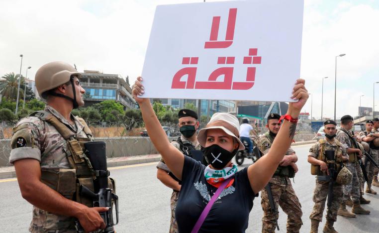 حوار طرشان بين الشارع والمسؤولين في لبنان