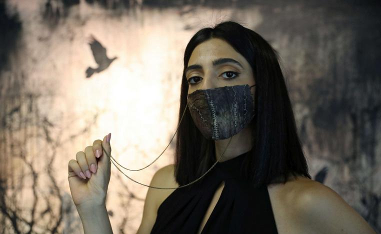 عارضة تلبس كمامة مصنوعة من قشر الباذنجان من قبل الطاهي الأردني عمر سرطاوي