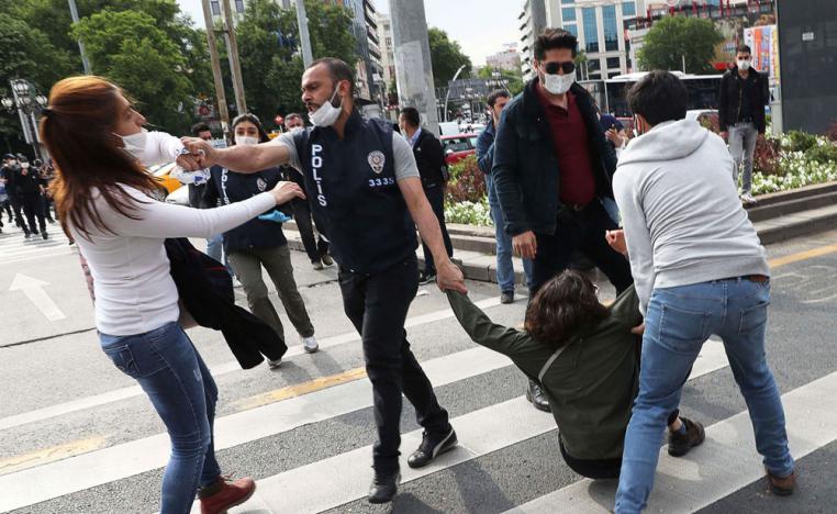 الشرطة التركية تضيق الخناق على كل من يخالف أردوغان