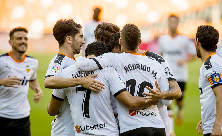 بلنسية يحتفل بالفوز (الصورة من حساب النادي على تويتر)