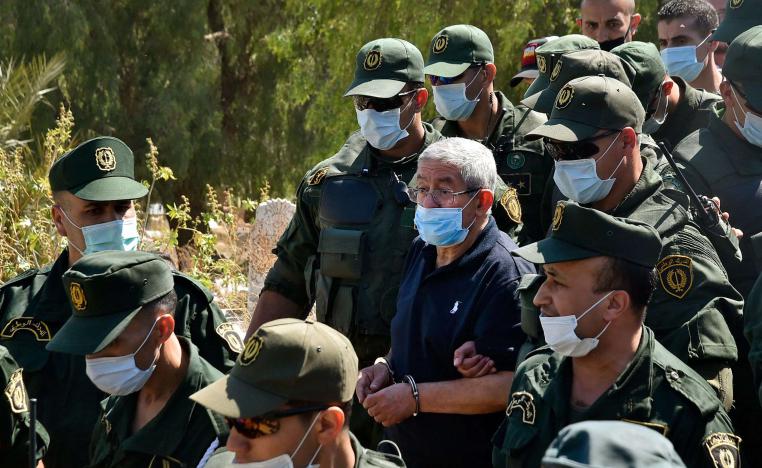 أحمد أويحيى يشارك في مراسم دفن شقيقه مكبل اليدين