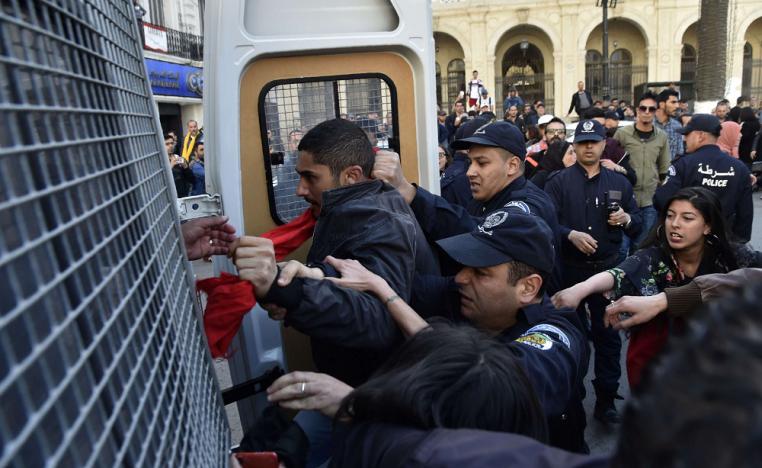 محاولات لا تهدأ لاخماد الحراك الجزائري