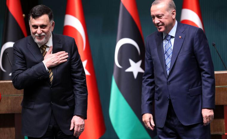 الرئيس التركي رجب طيب أردوغان مع رئيس حكومة الوفاق الليبية فايز السراج