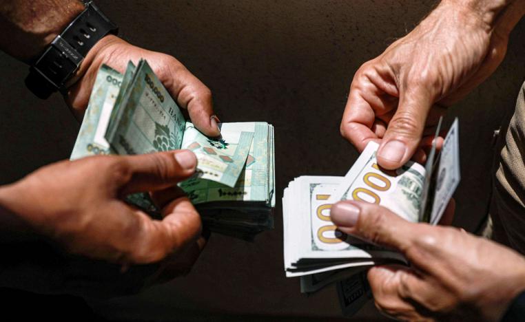انهيار قياسي في قيمة الليرة اللبنانية يفاقم متاعب اقتصاد بات على حافة الهاوية