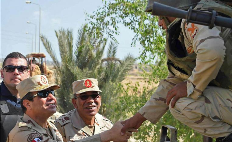 صورتان للرئيس المصري عبدالفتاح السيسي والتركي رجب طيب أردوغان مع أفراد في القوات المسلحة