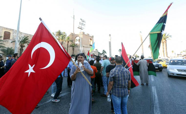 ناشطون ليبيون مؤيدون للتدخل التركي في ليبيا يرفعون اعلاما تركية وسط طرابلس