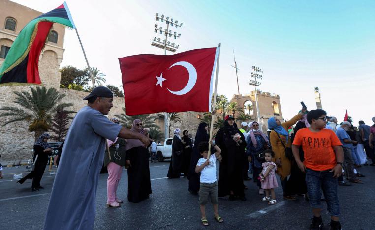 ليبيون يرفعون العلمين التركي والليبي وسط طرابلس