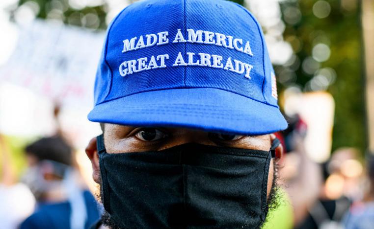 أميركي يشارك في الاحتجاج على عنصرية الشرطة في واشنطن