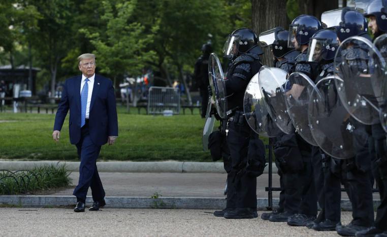 الرئيس الأميركي دونالد ترامب مع شرطة المدينة أمام البيت الأبيض