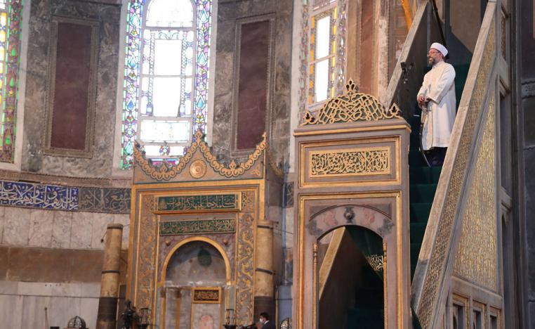 رئيس الشؤون الدينية في تركيا علي أرباش يترأس أول صلاة جمعة في أيا صوفيا بعد 86 عاما