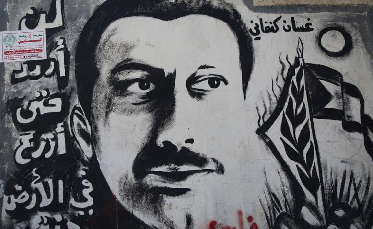 صورة غسان كنفاني على جدارية في مدينة الخليل