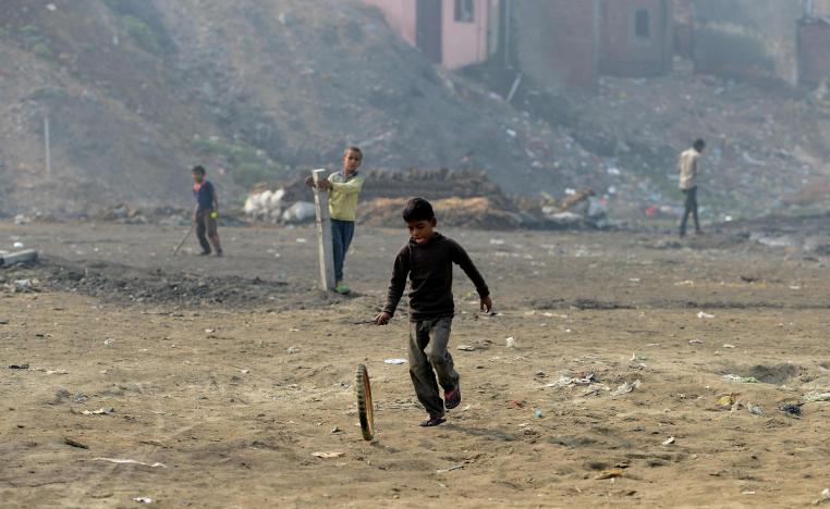 أطفال في الهند يلعبون بالقرب من مصانع لحرق النفايات الالكترونية