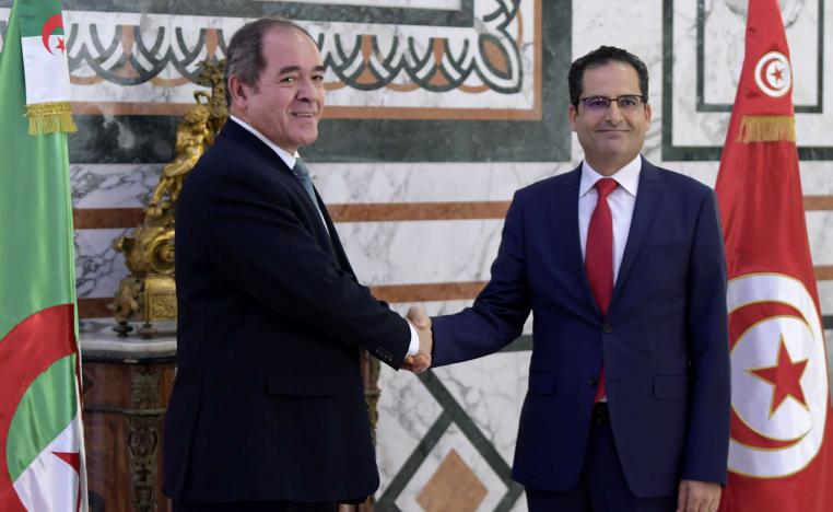 وزير الخارجية التونسي نور الدين الري (يمين) ونظيره الجزائري صبري بوقدوم