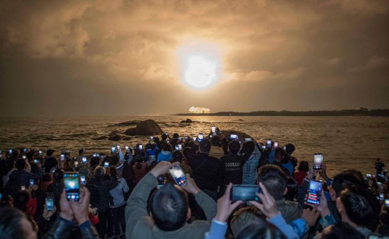 صينيون يلتقطون صورا لإطلاق صاروخ