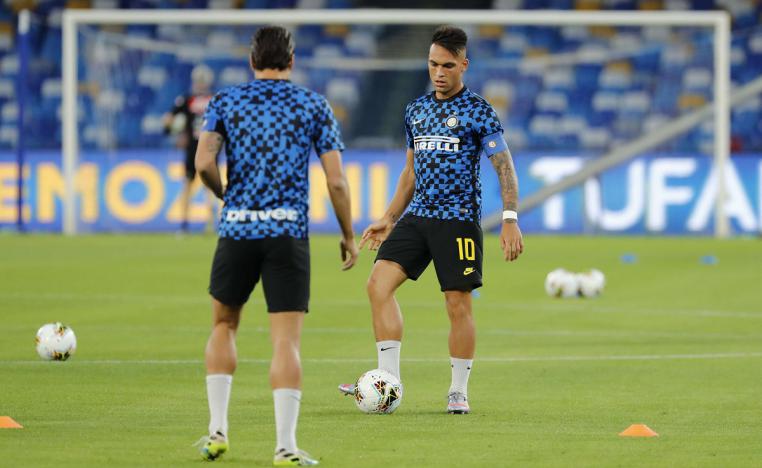 لاوتارو مارتينيز (يمين)