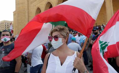 مواطنون لبنانيون يحتجون على الاوضاع الاقتصادية في بلدهم