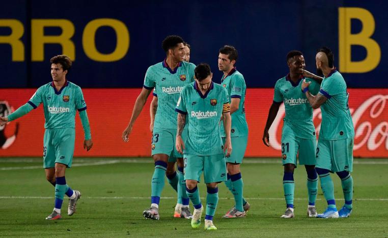 برشلونة يمنح سيتيين بصيص أمل