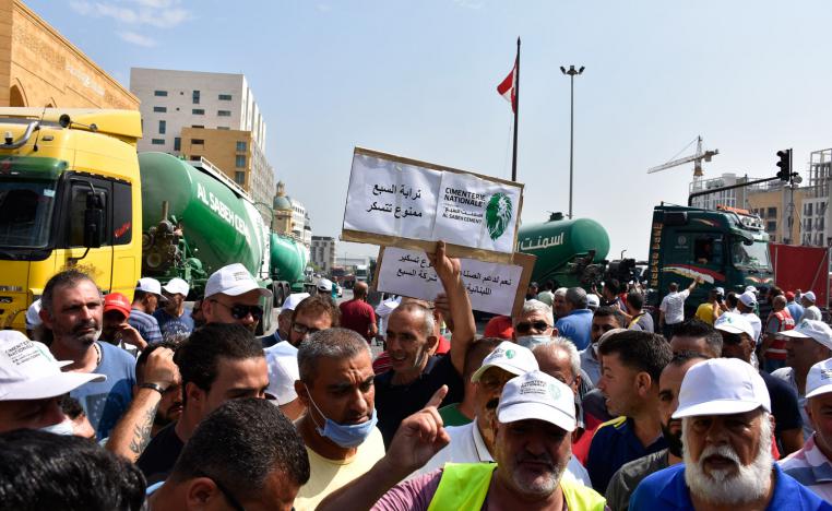 مظاهرة لسائقي الشاحنات التابعين لشركات الإسمنت في بيروت