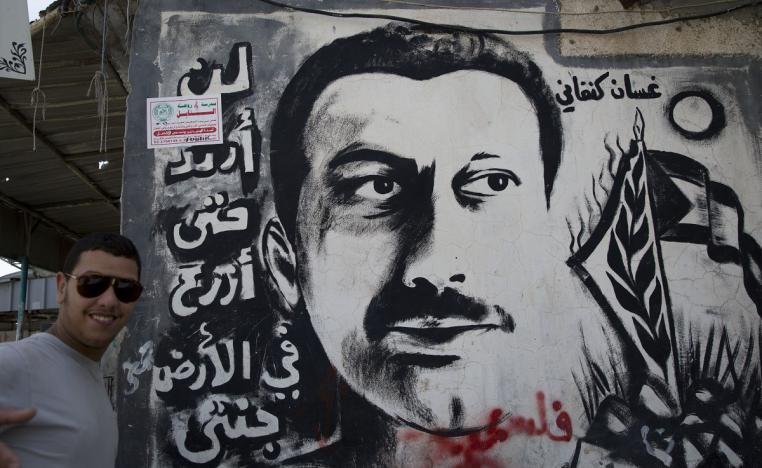 جدارية في الخليل تحمل صورة الروائي الفلسطيني غسان كنفاني